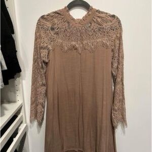 Robe courte taille small couleur beige-taupe. Neuve jamais portée
